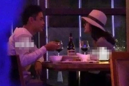 老太婆BBBBB毛多水大，竟被邻居拍到与年轻小伙深夜密会，引发众人热议！