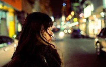 公交车检票员用B检票上车，网友热议：这样的行为是否影响了乘客的权益和出行体验？