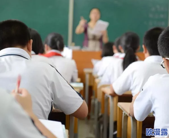 爽好舒服体育老师，竟然在课堂上做出令人震惊的举动，引发全校师生热议！